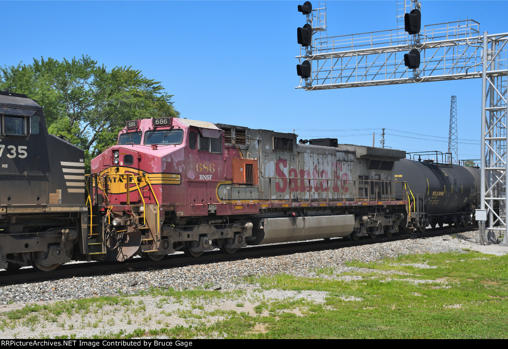 BNSF 686